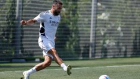 Dani Carvajal ejecuta un pase durante un entrenamiento