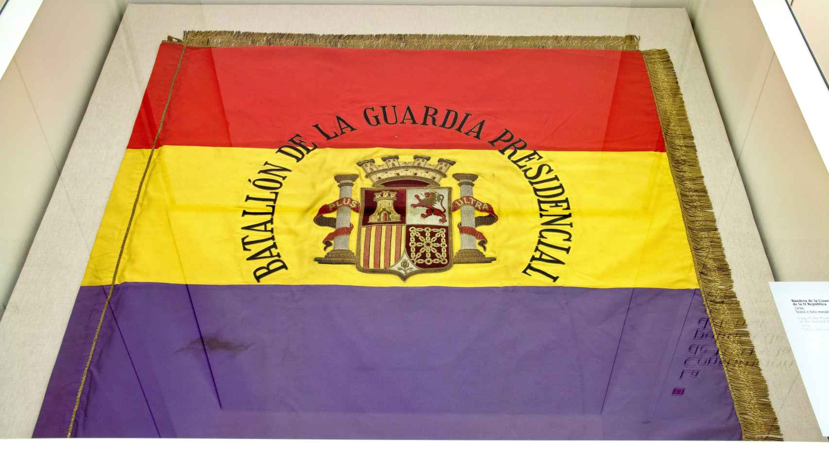 Esta es la bandera de la República con la que Azaña cruzó al exilio el 5 de febrero de 1939. Hoy se conserva en el Museo del Ejército, en Toledo, tras años de apariciones y desapariciones. No está expuesta al público todavía porque a punto estuvo de quemarse en un incendio.