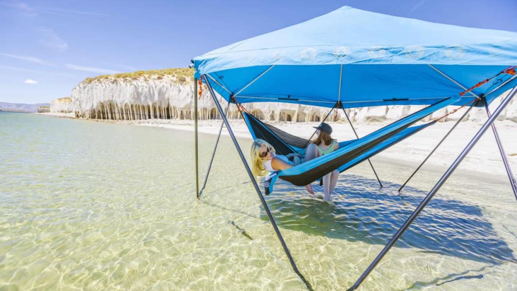 preposición Práctico Mayo Esta tienda de campaña con dos hamacas dentro es perfecta para relajarse en  la playa