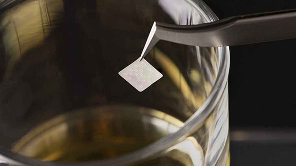 Este código QR comestible puede introducirse en alcohol para detectar si está adulterado