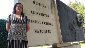Ana de la Cierva, nieta del inventor del autogiro, en el monumento dedicado a Juan de la Cierva en la céntrica Ronda de Garay en Murcia.