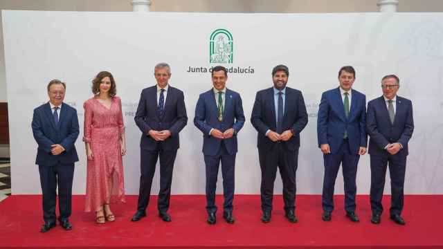 Los barones del PP posan con el presidente de la Junta, Juanma Moreno, tras tomar posesión de su cargo.