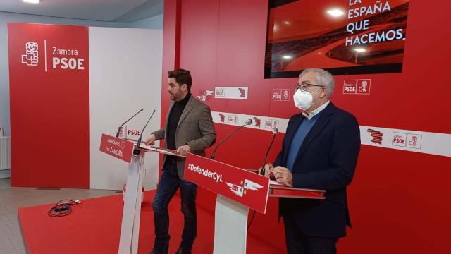 Antidio Fagúndez y José Fernández en una rueda de prensa en la sede socialista de Zamora