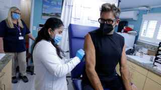 Un paciente recibe la vacuna contra la viruela del mono hace unos días en Nueva York.