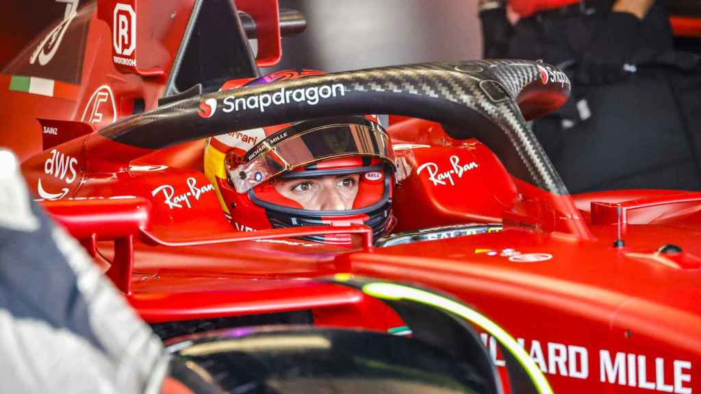 Carlos Sainz dentro de su F1-75 en el box de Ferrari en Paul Ricard