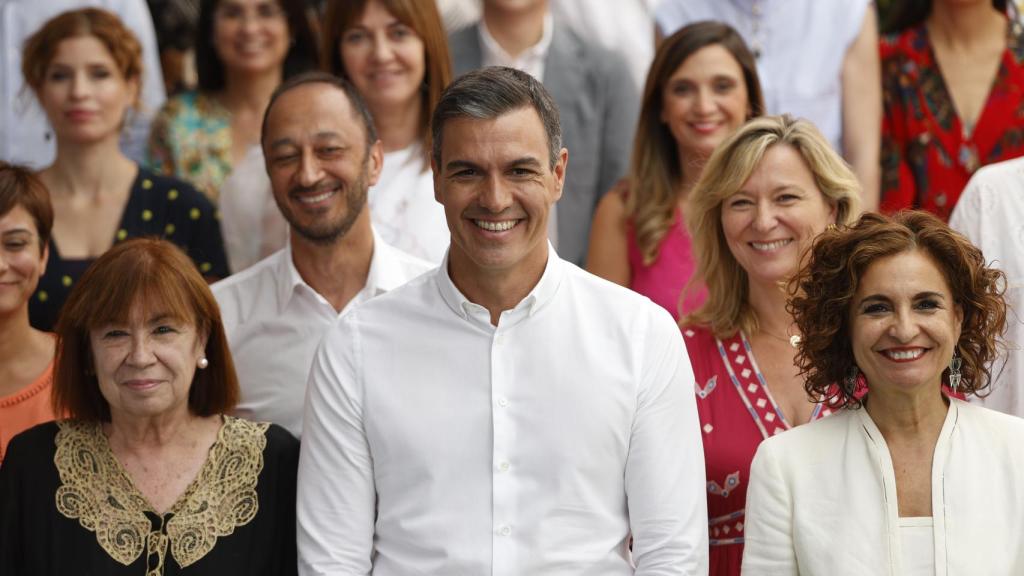 Pedro Sánchez, between the president of the PSOE, Cristina Narbona, and the deputy secretary, María Jesús Montero.