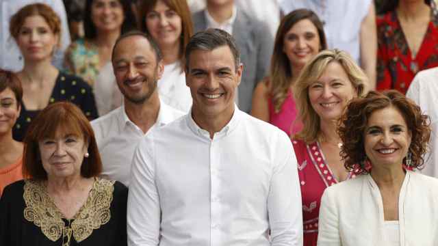 Pedro Sánchez, entre la presidenta del PSOE, Cristina Narbona, y la vicesecretaria, María Jesús Montero.