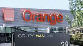 Logos de Orange y MásMóvil en sus respectivas sedes en Madrid.