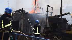 Los bomberos ucranianos, trabajando para extinguir el fuego provocado por el ataque ruso contra el puerto de Odesa, este sábado 23 de julio