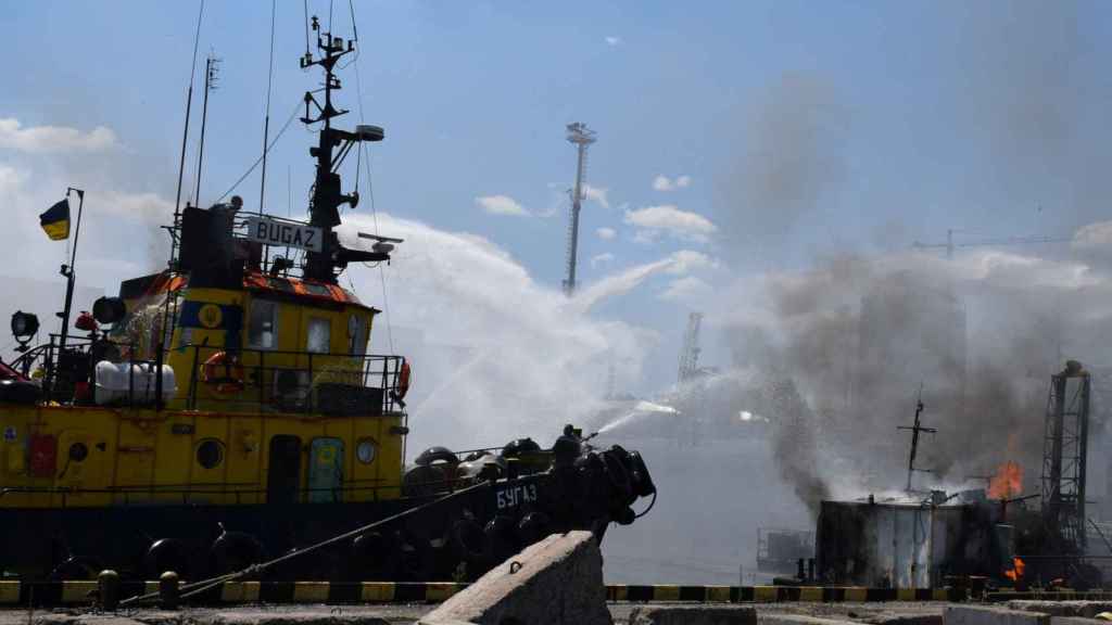 Imagen de los trabajos para extinguir los fuegos provocados por el ataque ruso al puerto de Odesa