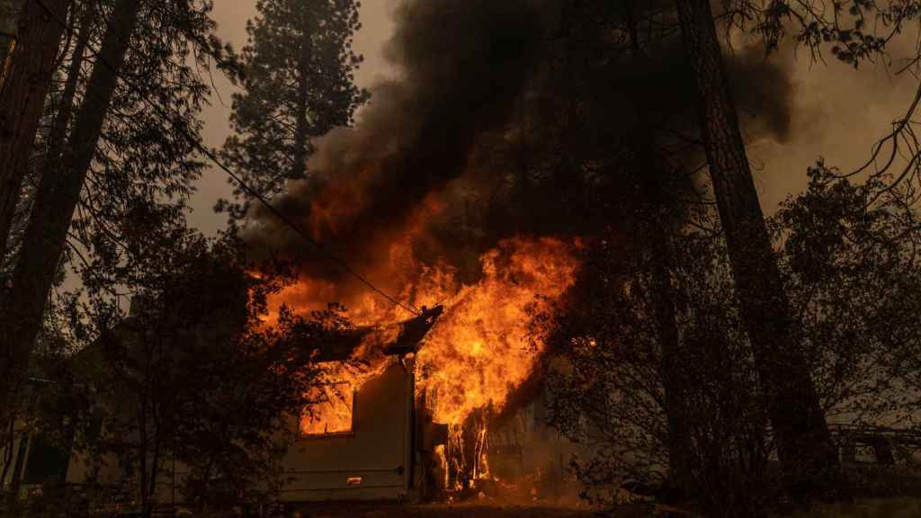 El fuego devora a una casa en el incendio del condado de Mariposa, en California