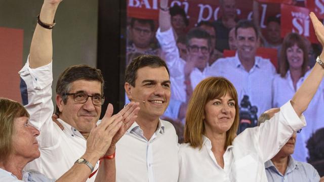 Pedro Sánchez, con Patxi López, Idoia Mendia y Bárbara Dührkop, viuda del senador Enrique Casas, asesinado por ETA, este 11 de junio en Durango, Bizkaia.