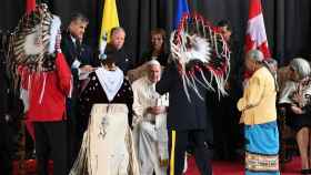 El papa Francisco es recibido por los indígenas canadienses.