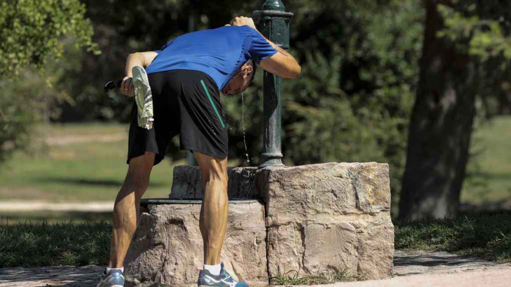 Un deportistas refrescándose debido al calor