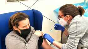 Una mujer se vacuna contra la Covid-19.