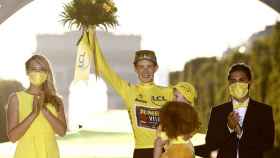 Jonas Vingegaard en el podio de París como ganador del Tour de Francia