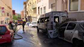 Arde un vehículo en plena calle en Cuenca y las grandes llaman queman una furgoneta cercana