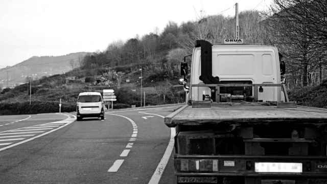 Una grúa de auxilio en carretera esperando en un arcén en el País Vasco.
