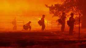 Un incendio agravado por el calor y que ha quemado casi 5.000 hectáreas desata una crisis en California