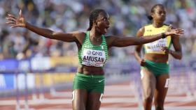 La atleta nigeriana Tobi Amusan tras conseguir el récord mundial (12,12) en los 100 metros vallas durante el Mundial de Oregón