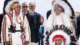 El papa con un penacho indígena.