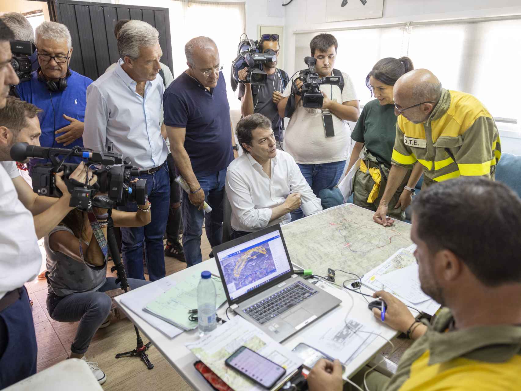 El presidente de la Junta, Alfonso Fernández Mañueco, durante su visita al puesto de mando del incendio de Cebreros, el pasado 19 de julio.