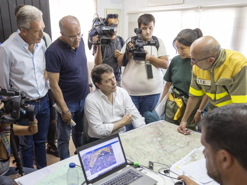 El presidente de la Junta, Alfonso Fernández Mañueco, durante su visita al puesto de mando del incendio de Cebreros, el pasado 19 de julio.