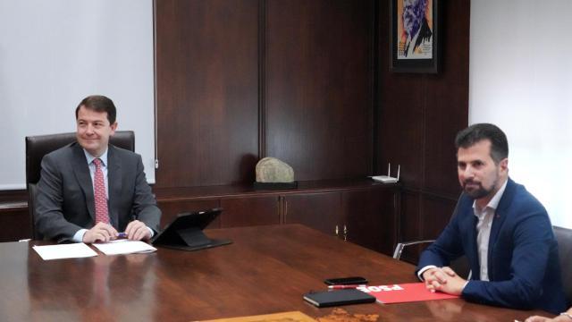 El presidente de la Junta, Alfonso Fernández Mañueco, durante su reunión con el dirigente socialista, Luis Tudanca, este lunes.