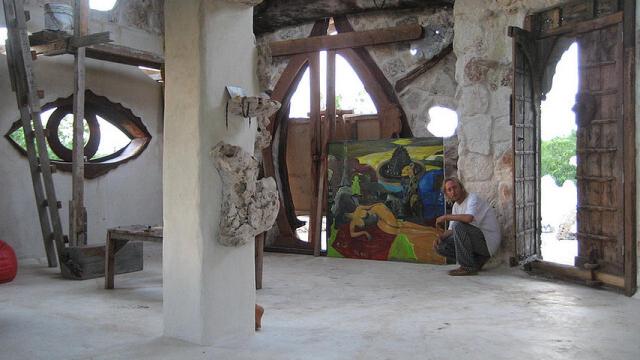 Fotografía del pintor Stano Cerny en el Land Art