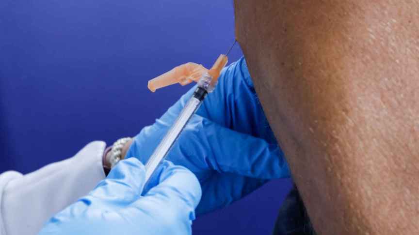 Un hombre recibe en Nueva York la vacuna contra la viruela del mono.