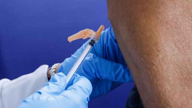 Un hombre recibe una vacuna de la viruela del mono