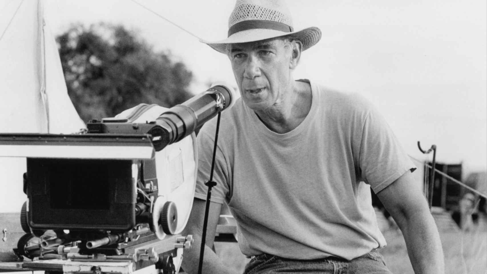 Bob Rafelson, durante el rodaje de 'Las montañas de la luna' (1990). / Carolco Pictures