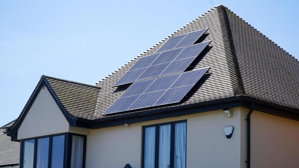 De 80 a 30 euros de luz al mes: esto es lo que he aprendido usando placas solares fotovoltaicas