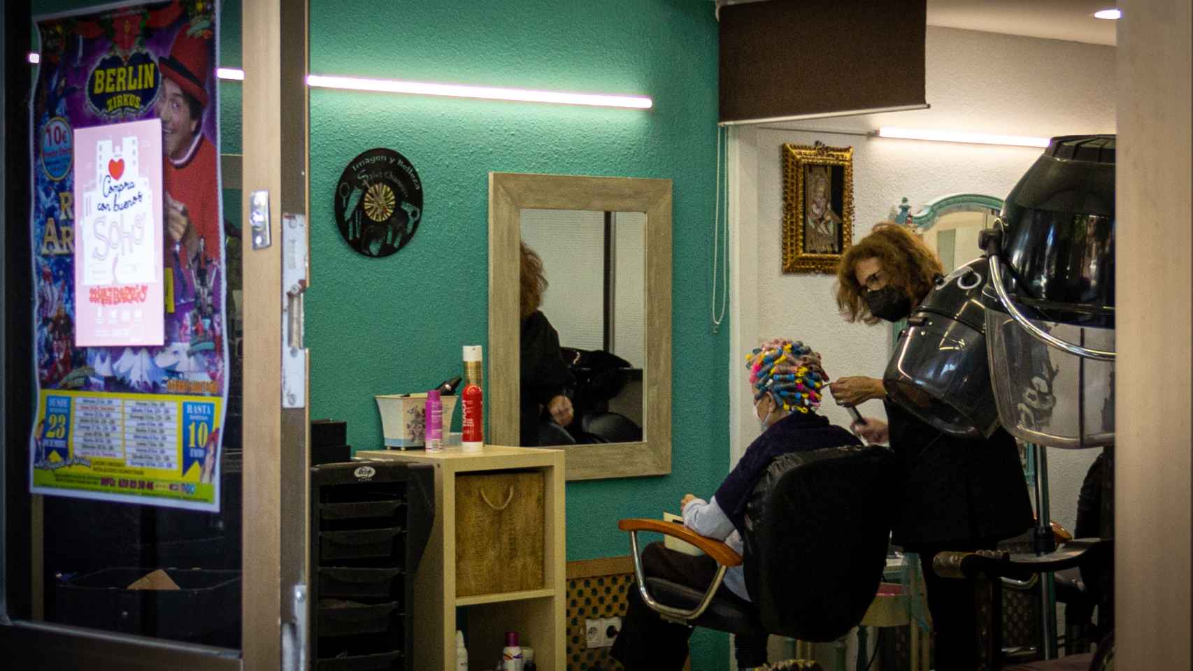 Imagen del interior de una peluquería de barrio en Málaga.