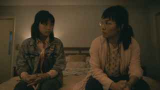 Riley Lai Nelet y Ali Wong en el episodio 2 de 'Paper Girls'.