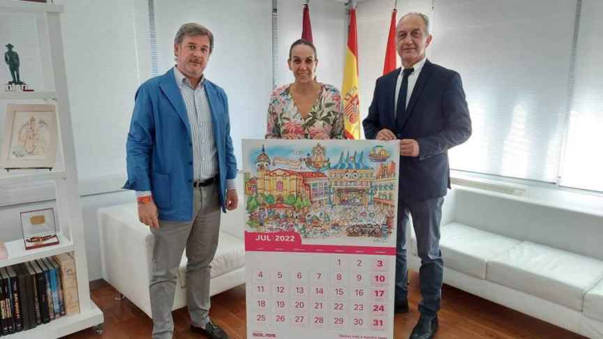 Celedonio Morales y Eduardo Núñez han entregado el calendario de Soliss a la alcaldesa de Ciudad Real, Eva María Masías.