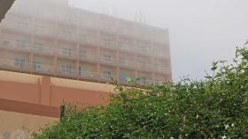 El hotel Guadalmar, cubierto por la niebla.