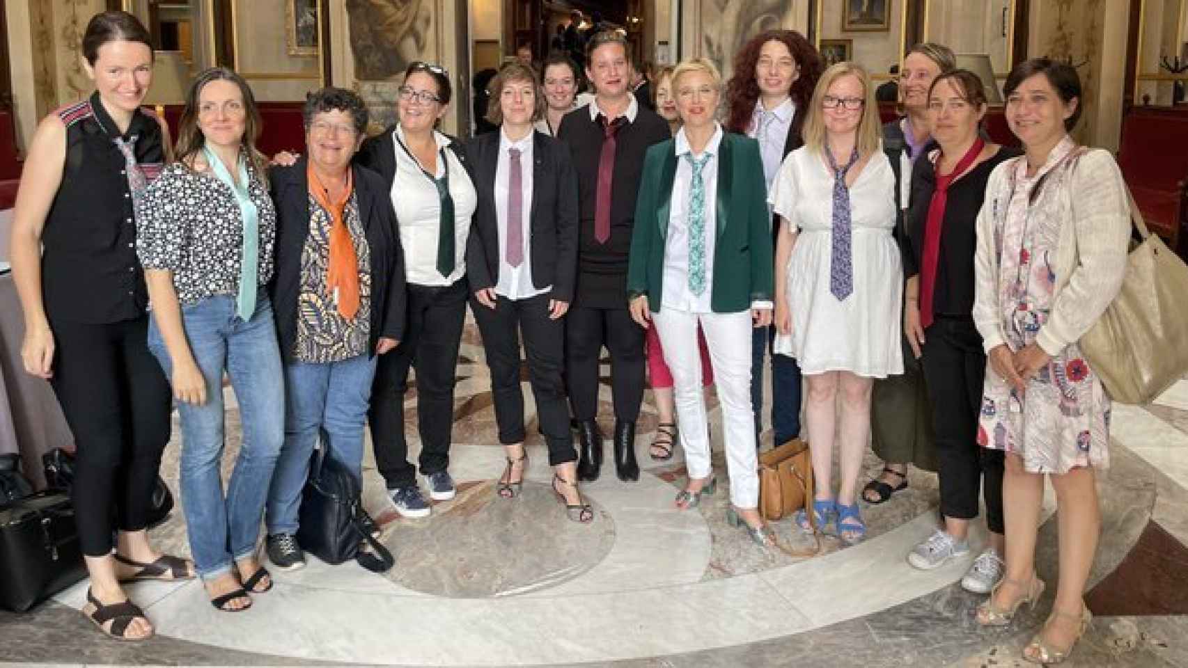 Las diputadas francesas se ponen corbata en la Asamblea Nacional como signo de protesta thumbnail