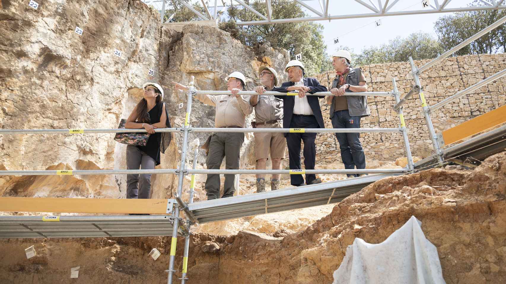Alberto de Mónaco visita la Cueva Fantasma del yacimiento de Atapuerca, acompañado por Elena Rossini-Notter, directora general del Museo de Antropología Prehistórica de Mónaco; Eudald Carbonell, Henry de Lumley y Juan Luis Arsuaga.