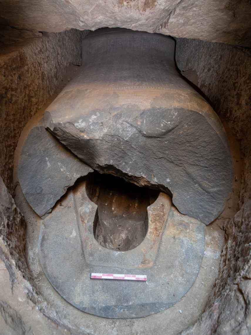 Imagen del sarcófago destrozado de Wahibre-mery-Neith.