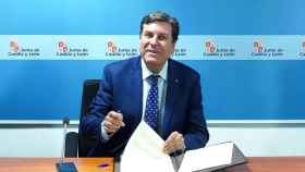 El consejero de Economía y Hacienda y portavoz, Carlos Fdez. Carriedo, firma el protocolo de colaboración entre la Junta, Switch Mobility y el Clúster de automoción de Castilla y León (FACYL).