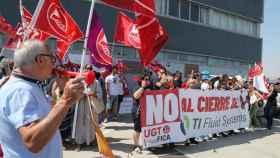 Concentración de trabajadores de TI Fluid System de Palencia frente a las instalaciones de de la empresa en contra el cierre