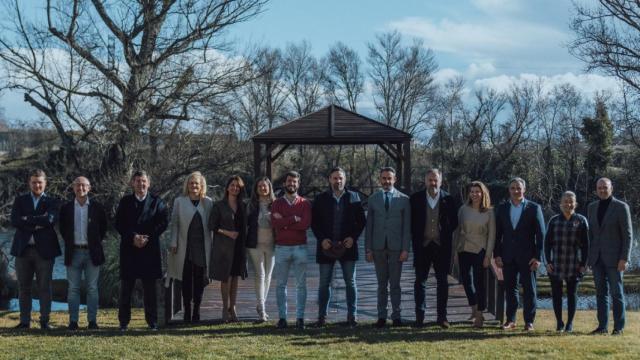 El presidente nacional de Vox, Santiago Abascal, con el vicepresidente de la Junta, Juan García-Gallardo, y el resto de procuradores de Vox en las Cortes, tras las elecciones del 13 de febrero.