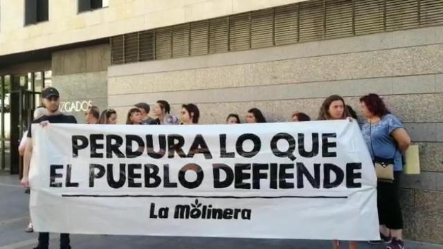 Concentración del centro social La Molinera frente a los Juzgados