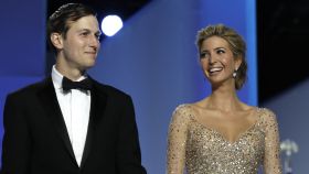 Jared Kushner y su esposa, Ivanka Trump, en una imagen tomada en enero de 2017.