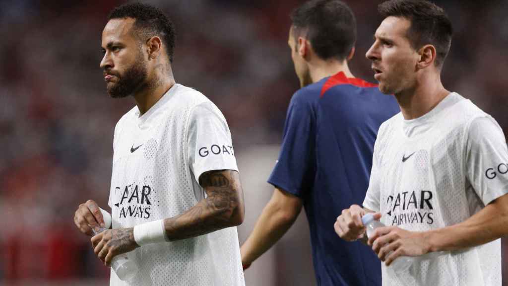 Neymar junto a Messi antes de un partido de pretemporada del PSG