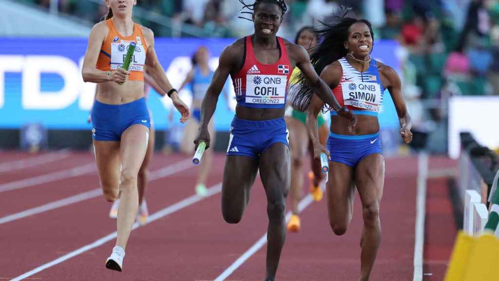 Fiordaliza Cofil, en el momento de ganar el 4x400 con la República Dominicana en el Mundial de atletismo
