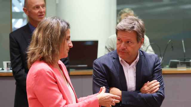 La vicepresidenta Teresa Ribera conversa con su homólogo alemán, Robert Habeck, durante la reunión de este martes en Bruselas