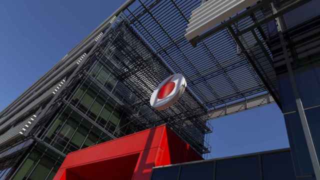 Logo de Vodafone en la sede de la compañía en Madrid.