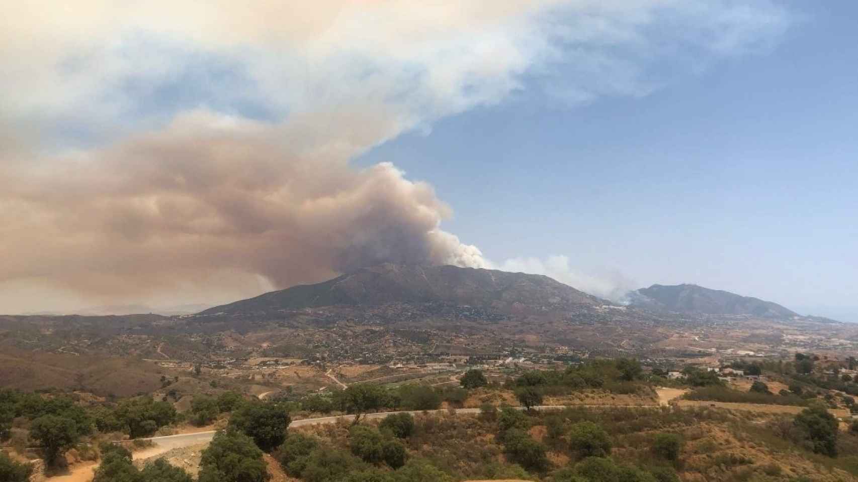 Arde la Costa del Sol: tres incendios declarados en la provincia en menos de dos horas thumbnail